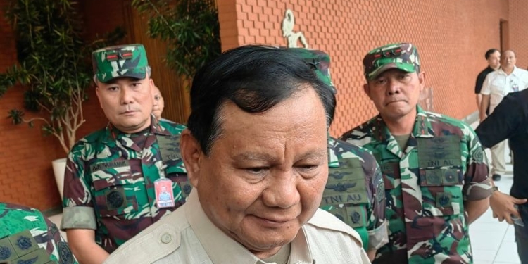 Menteri Pertahanan Prabowo Subianto memberi keterangan kepada awak media seusai menghadiri pelepasan keberangkatan bantuan kemanusiaan Tahap I untuk korban gempa Turki di Lapangan Udara Halim Perdanakusuma, Jakarta, Sabtu (11-2-2023). ANTARA/Gilang Galiartha