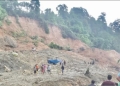 Proses evakuasi jenazah Said Bukhari, korban yang tertimbun tanah longsor di kawasan Alue Gantung, Kecamatan Beutong, Kabupaten Nagan Raya, Aceh, Senin (13/2/2023). (ANTARA/HO-Diskominfotik Nagan Raya)