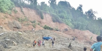 Proses evakuasi jenazah Said Bukhari, korban yang tertimbun tanah longsor di kawasan Alue Gantung, Kecamatan Beutong, Kabupaten Nagan Raya, Aceh, Senin (13/2/2023). (ANTARA/HO-Diskominfotik Nagan Raya)