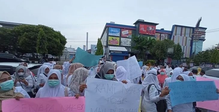 Ratusan honorer tenaga kesehatan berdemontrasi di Kantor Wali Kota Lhokseumawe, Aceh, Senin (13/2/2023). ANTARA/Dedy Syahputra