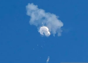 Balon China yang diduga digunakan sebagai mata-mata melayang ke laut setelah ditembak jatuh di lepas pantai di Surfside Beach, South Carolina, AS (4/2/2023). ANTARA/REUTERS/Randall Hill/as/aa.