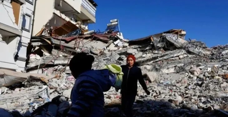Arsip Foto - Anak-anak berdiri di tengah puing-puing bangunan yang runtuh, pascagempa di Pazarcik, Turki, (9/2/2023). (ANTARA FOTO/ REUTERS/Suhaib Salem/tom)