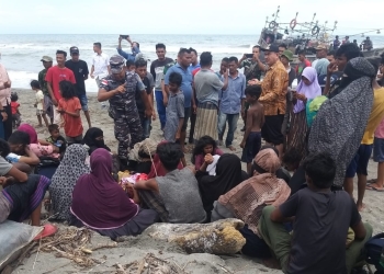 69 imigran Rohingya terdampar di pesisir pantai Gampong Ujong Keupula, Kemukiman Lampanah, Kecamatan Seulimeum, Kabupaten Aceh Besar, Kamis (16/2/2023). (Dok. Polisi)