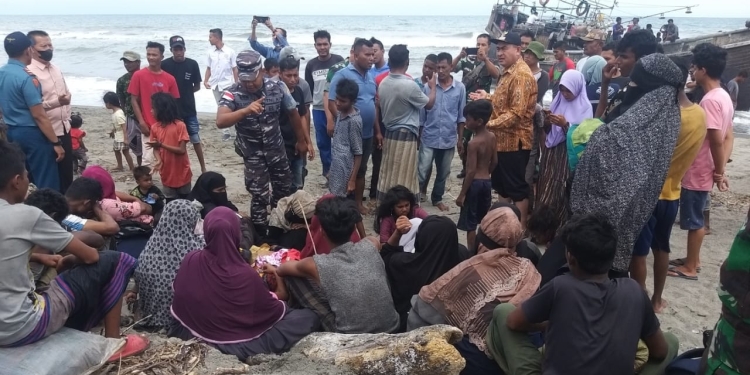 69 imigran Rohingya terdampar di pesisir pantai Gampong Ujong Keupula, Kemukiman Lampanah, Kecamatan Seulimeum, Kabupaten Aceh Besar, Kamis (16/2/2023). (Dok. Polisi)