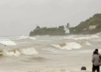 Ilustrasi - Warga menyaksikan gelombang tinggi akibat cuaca ekstrem di wilayah laut sekitar Kota Kupang, NTT. (ANTARA/Kornelis Kaha)