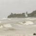 Ilustrasi - Warga menyaksikan gelombang tinggi akibat cuaca ekstrem di wilayah laut sekitar Kota Kupang, NTT. (ANTARA/Kornelis Kaha)