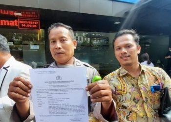 Bripka Mahdi memperlihatkan surat tanda terima laporan aduan yang dilayangkannya ke Propam Polri, Jakarta, Jumat (17/2/2023). ANTARA/Laily Rahmawaty