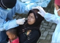 Petugas Kantor Kesehatan Pelabuhan (KKP) Kelas II Banda Aceh mengambil sampel swab antigen COVID-19 terhadap pengungsi etnis Rohingya di penampungan sementara UPTD Dinas Sosial Aceh Rumoh Seujahtera Beujroh Meukaya Ladong, Aceh Besar, Aceh, Jumat (17/2/2023). ANTARA/Khalis Surry
