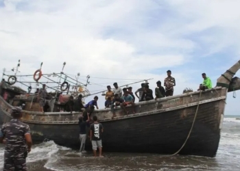 Kapal membawa pengungsi Rohingya saat terdampar di Pantai Lampanah Leungah Aceh Besar, Kamis (16/2/2023). ANTARA FOTO/Ampelsa