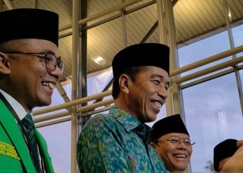 Presiden RI Joko Widodo (tengah) melayani wawancara cegat selepas menghadiri peringatan Hari Lahir (Harlah) Ke-50 Partai Persatuan Pembangunan (PPP) di ICE BSD City, Tangerang, Jumat (17/2/2023). ANTARA/Gilang Galiartha
