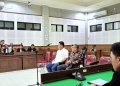 Mantan Kepala PT BNI Cabang Mataram Amiruddin (keempat kanan) yang menjadi terdakwa dalam perkara korupsi dana KUR untuk petani dengan kerugian Rp29,6 miliar duduk di kursi pesakitan bersama terdakwa Lalu Irham dalam sidang perdana di Pengadilan Negeri Tipikor Mataram, NTB, Selasa (21/2/2023). (ANTARA/Dhimas B.P.)