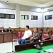 Mantan Kepala PT BNI Cabang Mataram Amiruddin (keempat kanan) yang menjadi terdakwa dalam perkara korupsi dana KUR untuk petani dengan kerugian Rp29,6 miliar duduk di kursi pesakitan bersama terdakwa Lalu Irham dalam sidang perdana di Pengadilan Negeri Tipikor Mataram, NTB, Selasa (21/2/2023). (ANTARA/Dhimas B.P.)