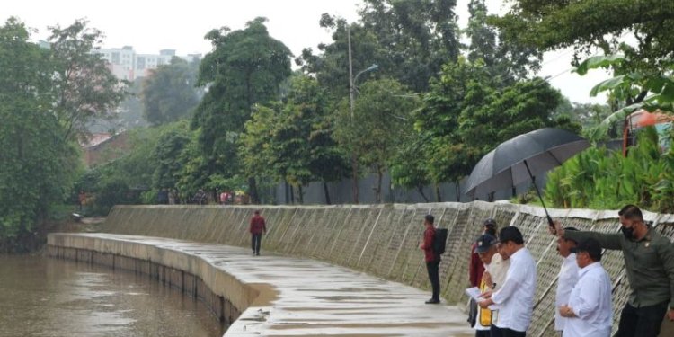 Presiden Jokowi saat meninjau normalisasi Kali Ciliwung di Jakarta, Selasa (21/2/2023). (ANTARA/Rangga Pandu Asmara Jingga)