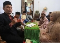 Kepala Kantor Urusan Agama (KUA) Ulee Kareng Harun Usman (kiri) saat membimbing sepasang pengantin yang melaksanakan akad nikah di KUA Ulee Kareng, Banda Aceh, Aceh, Kamis (23/2/2023). ANTARA/Khalis Surry