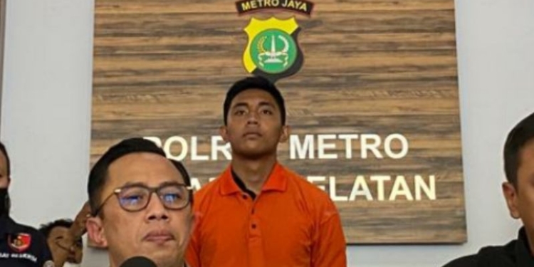 Penampilan tersangka pria berinisial MDS (20), anak pejabat DJP Kemenkeu, yang menganiaya korban pria berinisial D (17) di kawasan Ulujami, Pesanggrahan, Jakarta, Rabu (22/2/2023). ANTARA/Luthfia Miranda Putri