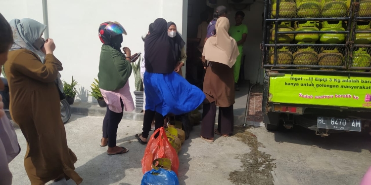 Polresta Banda Aceh bersama tim lakukan sidak sekaligus pengontrolan pangkalan elpiji bersubsidi di Kota Banda Aceh, Kamis (23/2/2023). (Dok. Polisi)