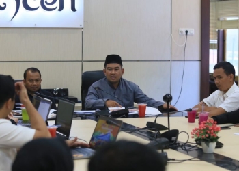 Kepala Dinas Kebudayaan dan Pariwisata Aceh, Almuniza Kamal memimpin rapat persiapan peluncuran Kalender Event 2023. (Dok. Disbudpar Aceh)