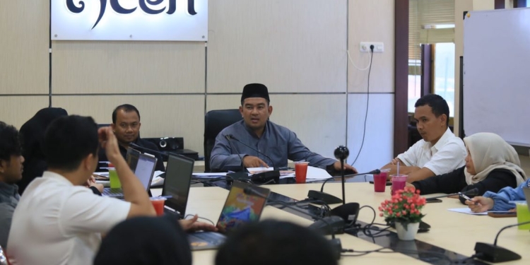 Kepala Dinas Kebudayaan dan Pariwisata Aceh, Almuniza Kamal memimpin rapat persiapan peluncuran Kalender Event 2023. (Dok. Disbudpar Aceh)