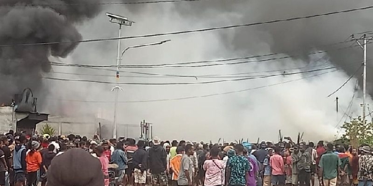 Massa melakukan pembakaran kios dan rumah warga di Wamena, Kabupaten Jayawijaya, Papua Pegunungan, Kamis (23/2/2023). ANTARA/Handout/aa. (Antara/Handout)