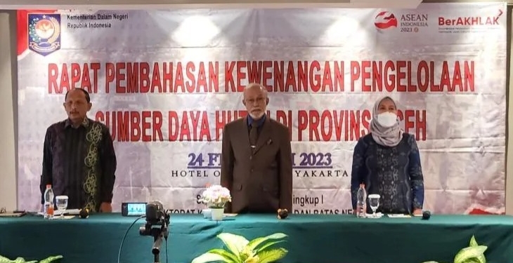 Wali Nanggroe Aceh Tgk Malik Mahmud Al Haytar (tengah) saat mengikuti rapat pembahasan kewenangan pengelolaan sumber daya hutan Aceh, di Jakarta, Jumat (24/2/2023) (ANTARA/HO/Humas Wali Nanggroe Aceh)