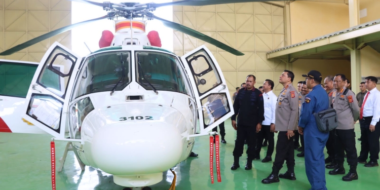Kapolda Aceh Irjen Ahmad Haydar di dampingi Wakapolda Brigjen Syamsul Bahri mengecek kondisi dan kelayakan operasional helikopter di hanggar Polda Aceh, Senin (27/2/2023). (Dok. Polda Aceh)