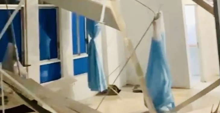 Kondisi ruang rawat bangsal pasien Paru di Rumah Sakit Umum Daerah (RSUD) Nagan Raya, Provinsi Aceh, pasal jatuhnya bagian plafon ke ruang rawat pasien, Senin (27/2/2023). (ANTARA/HO)
