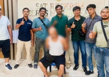 Petugas kepolisian memperlihatkan seorang terduga pelaku kekerasan dalam rumah tangga (KDRT) yang ditangkap di sebuah rumah di Kabupaten Aceh Jaya, saat diamankan di Satreskrim Polres Nagan Raya, Provinsi Aceh, Selasa (28/2/2023). (ANTARA/HO-Dok. Satreskrim Polres Nagan Raya Aceh)