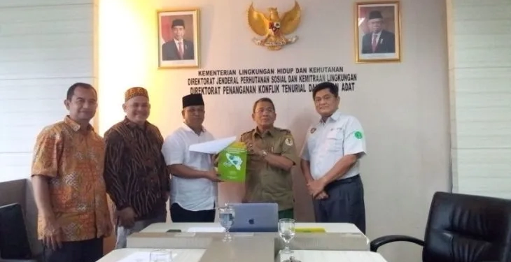 Tim peneliti Pusat Riset Hukum, Islam, dan Adat (PRHIA) menyerahkan hasil kajian hutan adat Aceh ke Kementerian Lingkungan Hidup dan Kehutanan (KLHK), di Jakarta, Selasa, (14/2/2023). (ANTARA/HO)