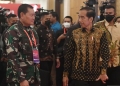 Presiden Joko Widodo (kanan) didampingi Panglima TNI Laksamana TNI Yudo MargonoÊ(kiri) berjalan usai menghadiri Rapat Pimpinan (Rapim) TNI-Polri 2023 di Jakarta, Rabu (8/2/2023). ANTARA FOTO/Hafidz Mubarak A/hp