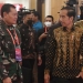 Presiden Joko Widodo (kanan) didampingi Panglima TNI Laksamana TNI Yudo MargonoÊ(kiri) berjalan usai menghadiri Rapat Pimpinan (Rapim) TNI-Polri 2023 di Jakarta, Rabu (8/2/2023). ANTARA FOTO/Hafidz Mubarak A/hp