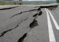 Ilustrasi - Jalan runtuh dengan retakan besar akibat Gempa bumi. ANTARA/Shutterstock/pri. (ANTARA/Shutterstock)