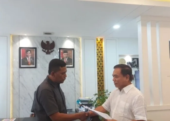 Ketua DPP PNA Irwandi Yusuf (kanan) saat menyerahkan dokumen PAW dua anggota DPRA ke Ketua DPRA Saiful Bahri, di Banda Aceh, Selasa (21/2/2023) (ANTARA/Rahmat Fajri)