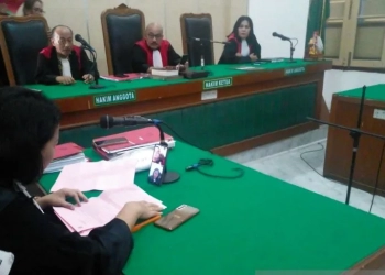 Jaksa Penuntut Umum (JPU) Kejaksaan Negeri Medan Nur Ainun (kiri) membacakan tuntutan terhadap terdakwa RF, kurir ganja 1,35 kiogram, di PN Medan (16/2/2023). ANTARA/HO-PN Medan