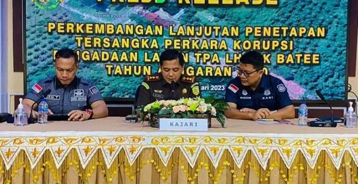 Dokumentasi - Kajari Sabang Milono Raharjo menyampaikan penetapan tersangka baru kasus dugaan korupsi pengadaan tanah tempat pembuangan sampah Rp4,8 miliar di Sabang, Aceh. ANTARA/HO/Dok Kejari Sabang