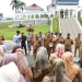 Penjabat Bupati Aceh Besar Muhammad Iswanto para guru yang berstatus Pegawai Pemerintah dengan Perjanjian Kerja (PPPK) di kompleks Meuligo Bupati Aceh Besar, Senin (6/2/2023). (ANTARA/HO)