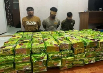 Dokumentasi - Pelaku bersama barang bukti sabu-sabu dalam bungkusan teh China yang diamankan di perairan Krueng Geukeuh. ANTARA/HO/Humas Kanwil DJBC Aceh