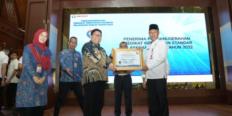 Asisten Administrasi Umum Sekda Aceh, Iskandar, atas nama Pemerintah Aceh, menerima Penghargaan Hasil Penilaian Kepatuhan Kualitas Tinggi dari Pimpinan Ombudsman RI, Dadan Suparjo Suharmawijaya, di Anjong Mon Mata, Banda Aceh, Rabu (22/2/2023). (Dok. Humas Pemerintah Aceh)