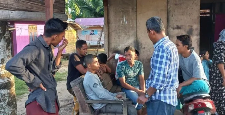 Terduga pelaku pencurian (tengah) diamankan warga di Gampong Matang Pineung, Kecamatan Darul Aman, Kabupaten Aceh Timur, Minggu (12/2/2023). (ANTARA/HO)