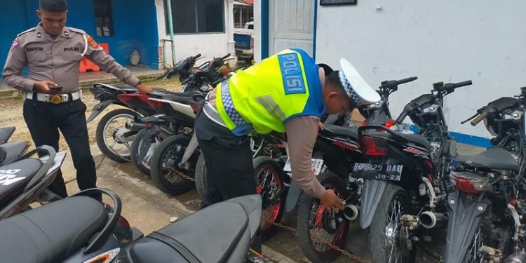 Polisi memeriksa sepeda motor menggunakan knalpot brong di Mapolres Aceh Timur, Senin (20/2/2023). ANTARA/HO/Humas Polres Aceh Timur
