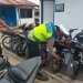 Polisi memeriksa sepeda motor menggunakan knalpot brong di Mapolres Aceh Timur, Senin (20/2/2023). ANTARA/HO/Humas Polres Aceh Timur