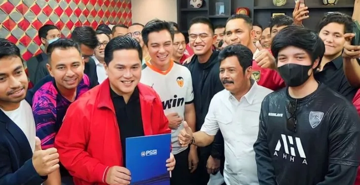 Dokumentasi - Ketua Aspro PSSI Aceh (dua dari kanan) bersama Erick Thohir saat pendaftaran calon Ketua Umum PSSI. (ANTARA/HO/Dok PSSI Aceh)