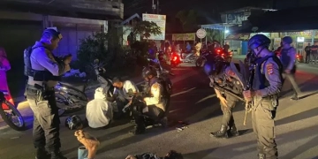 Polisi mengamankan dua remaja terlibat tawuran di Simpang Azmi, Desa Mon Geudong, Kecamatan Banda Sakti, Kota Lhokseumawe, Minggu (12/2/2023). (ANTARA/HO/Dok Polres Lhokseumawe)