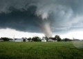 Ilustrasi. Sebuah tornado dan badai petir kuat menghantam Mississippi, Amerika Serikat, pada Jumat (24/3/2023) (Foto: AFP/Josh Edelson)