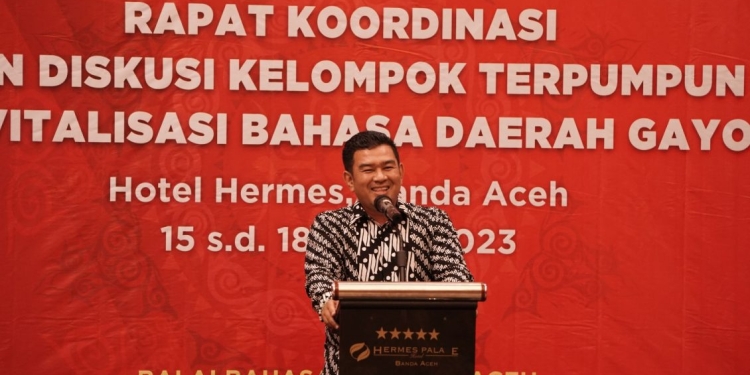 Kepala Dinas Kebudayaan dan Pariwisata Aceh, Almuniza Kamal membuka acara rapat koordinasi (rakor) dan diskusi kelompok terpumpun (FGD) revitalisasi bahasa daerah Gayo, di Banda Aceh, Kamis (16/3/2023). (Foto: ALIBI/Dok. Disbudpar Aceh)