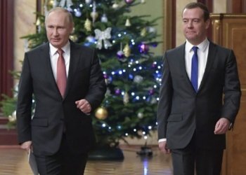 Presiden Rusia Vladimir Putin (kiri) dan Perdana Menteri Dmitry Medvedev berjalan sebelum sebuah pertemuan dengan anggota pemerintahan di Moskow, Rusia, Selasa (26/12/2017). (Foto: Dok. Sputnik/Alexander Astafyev/Poo)