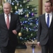 Presiden Rusia Vladimir Putin (kiri) dan Perdana Menteri Dmitry Medvedev berjalan sebelum sebuah pertemuan dengan anggota pemerintahan di Moskow, Rusia, Selasa (26/12/2017). (Foto: Dok. Sputnik/Alexander Astafyev/Poo)
