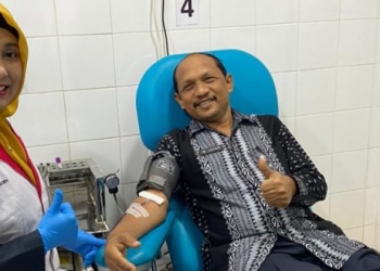 Asisten Pemerintahan, Keistimewaan Aceh dan Kesejahteraan Rakyat Sekda Aceh, M. Jafar, saat melakukan donor darah rutin di PMI Kota Banda Aceh, Kamis (16/3/2023). (Foto: ALIBI/Dok. Humas Pemerintah Aceh)