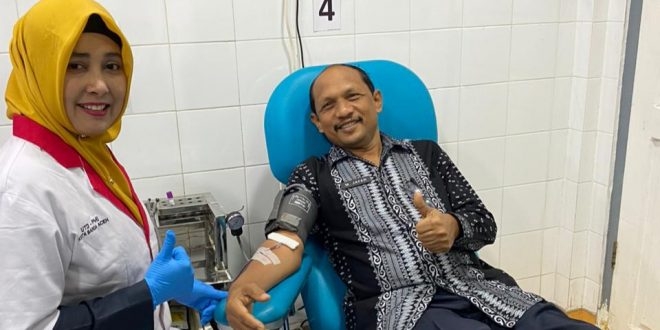 Asisten Pemerintahan, Keistimewaan Aceh dan Kesejahteraan Rakyat Sekda Aceh, M. Jafar, saat melakukan donor darah rutin di PMI Kota Banda Aceh, Kamis (16/3/2023). (Foto: ALIBI/Dok. Humas Pemerintah Aceh)