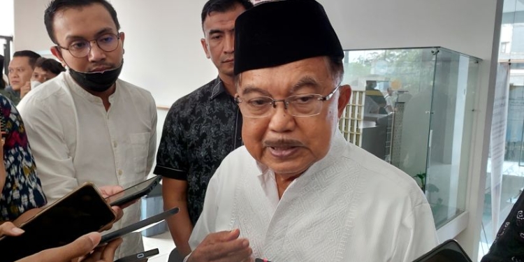 Ketua Umum Pengurus Pusat Dewan Masjid Indonesia (DMI) Jusuf Kalla saat ditemui di Jakarta, Jumat (24/3/2023) (Foto: Antara/Fitra Ashari)