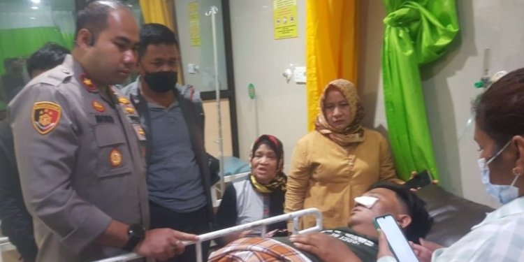 Kapolsek Batu Ampar Kompol Dwihatmoko Wiroseno saat menjenguk anggotanya yang terluka saat melerai perkelahian di THM. (Foto: Dok. Antara/Ho-Polsek Batu Ampar)